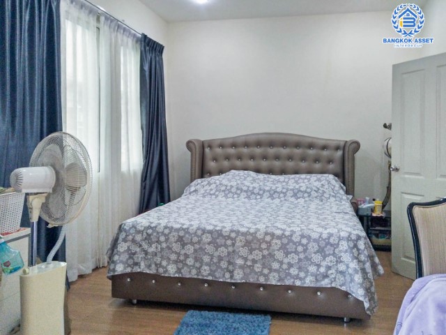 *****ทาวน์เฮ้าส์มือสองสมุทรปราการ ม.โกลเด้นทาวน์ ศรีนครินทร์-สุขุมวิท #หลังมุม เนื้อที่กว้างขวางเกือบ 29 ตร.ว. ฟังก์ชัน 4 ห้องนอน 3 ห้องน้ำ สามารถจอดรถได้ 2 คัน แถมฟรี! 3 เครื่องปรับอากาศ บนทำเลดี 10 นาทีถึงรถไฟฟ้าสายสีเขียว "สถานีแพรกษา" ใกล้ทางด่วน "บางพลีสุขสวัสดิ์"